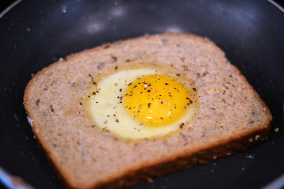 Egg in a Hole. Toad in a Hole, Bird in a Nest, whatever you want to call it - it's amazing! Quick and Easy Breakfast Ideas. www.hhmomma.com