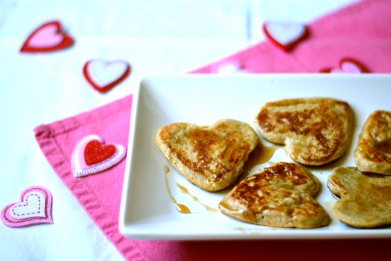 This Valentine's Day, treat your loved ones with a healthy protein packed breakfast. Start the sweet filled day right with Banana Peanut Butter Protein Pancakes hhmomma.com